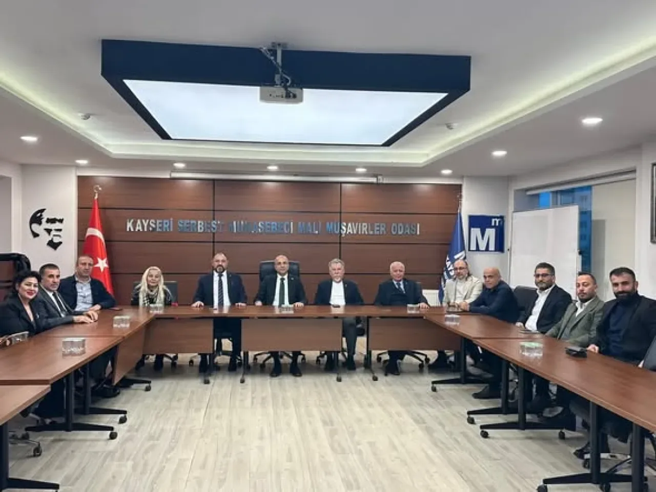 CHP Kayseri Milletvekili Aşkın Genç, Mali Müşavirler Odası'nı Ziyaret Etti CHP Kayseri Milletvekili Aşkın Genç, Mali Müşavirler Odası'nı Ziyaret Etti
