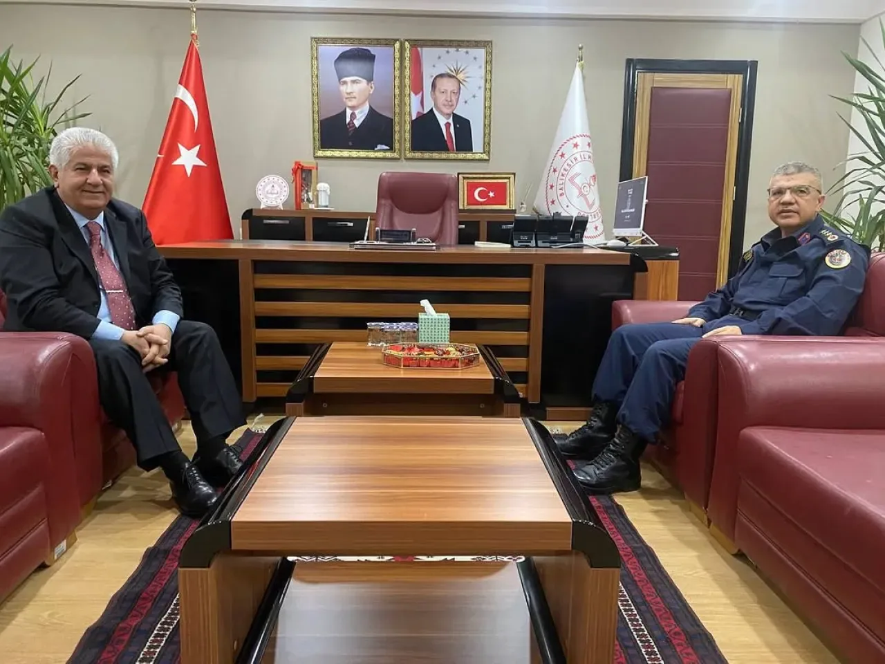 Balıkesir'de Jandarma Komutan Vekilinden İl Milli Eğitim Müdürüne Hayırlı Olsun Ziyareti Balıkesir'de Jandarma Komutan Vekilinden İl Milli Eğitim Müdürüne Hayırlı Olsun Ziyareti