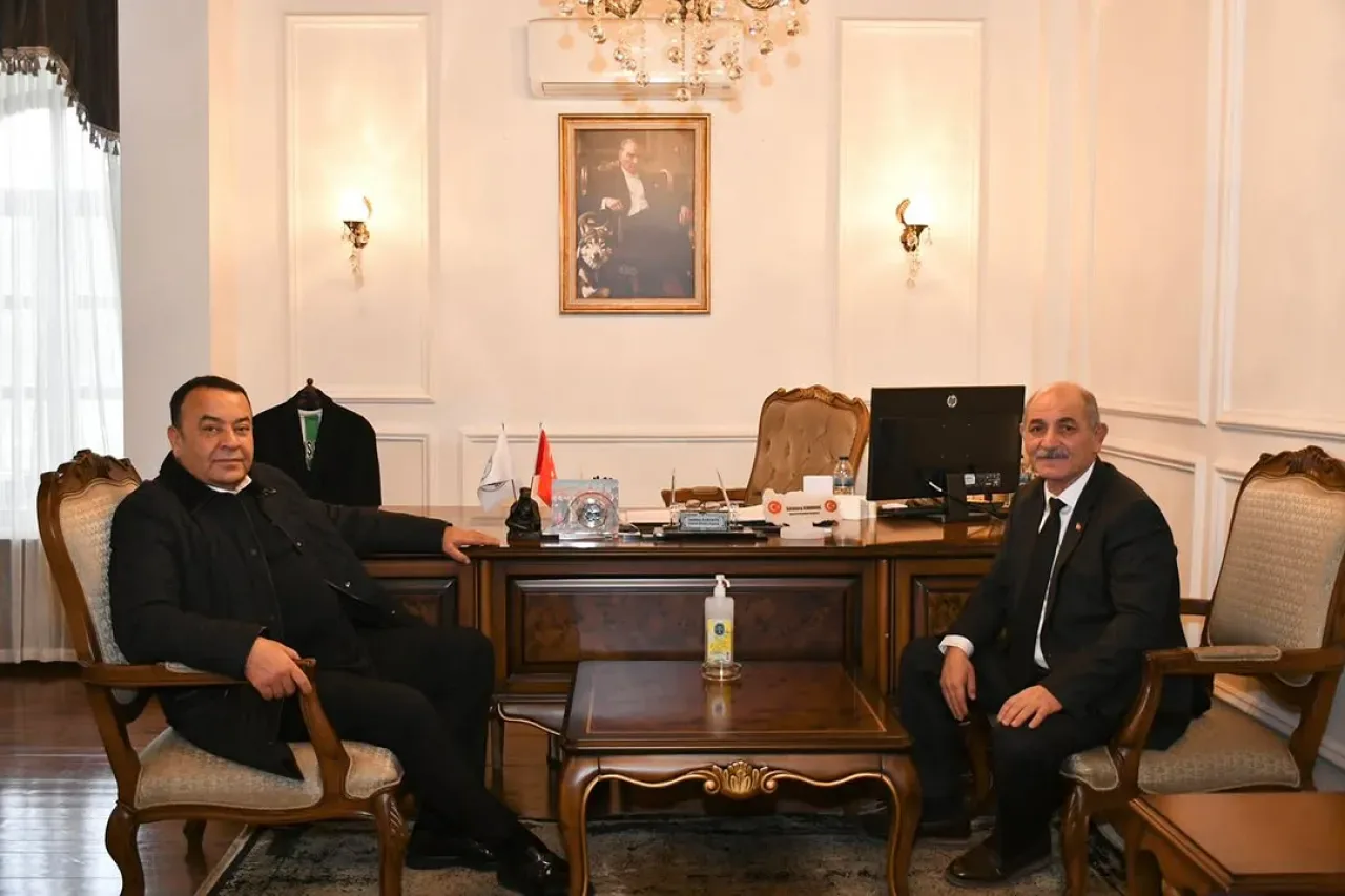 CHP'li Heyet Kalecik Belediye Başkanı Satılmış Karakoç'u Makamında Ziyaret Etti CHP'li Heyet Kalecik Belediye Başkanı Satılmış Karakoç'u Makamında Ziyaret Etti