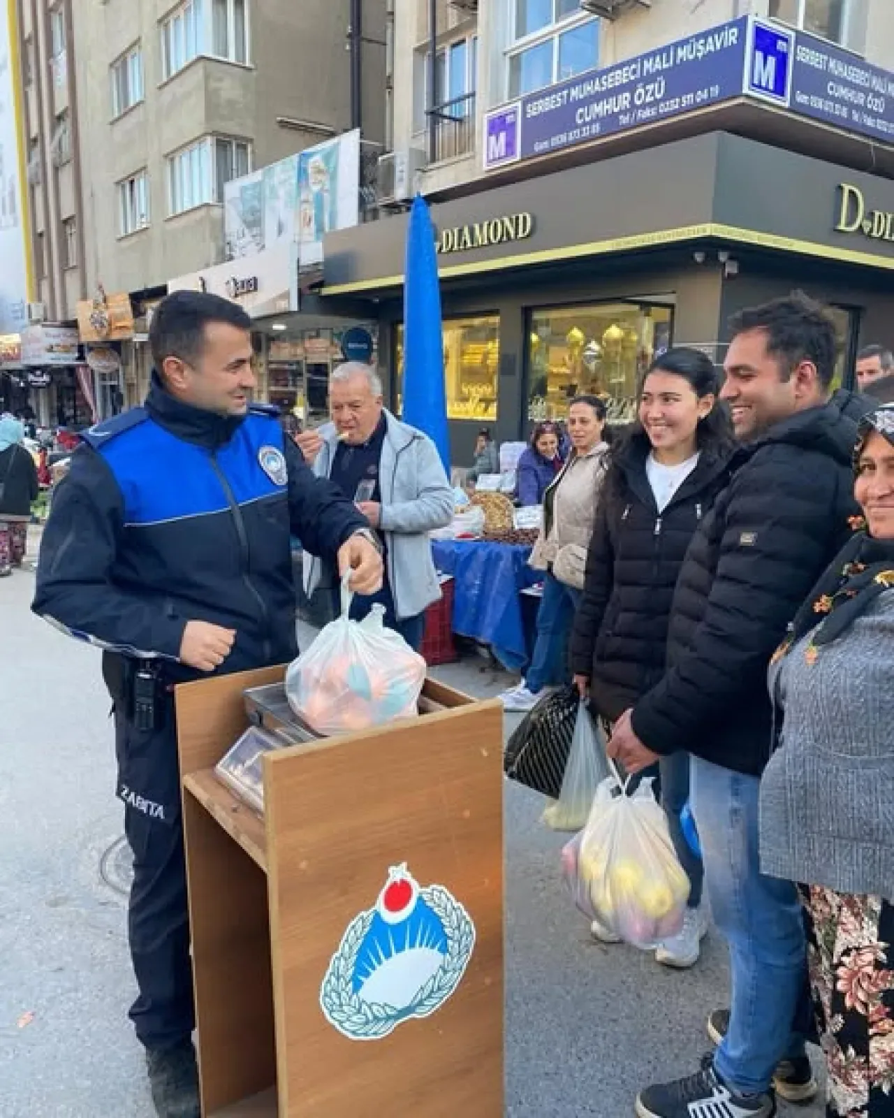 Tire'de Salı Pazarı'nda Kapsamlı Denetim: Vatandaşlar Ücretsiz Tartabiliyor Tire'de Salı Pazarı'nda Kapsamlı Denetim: Vatandaşlar Ücretsiz Tartabiliyor