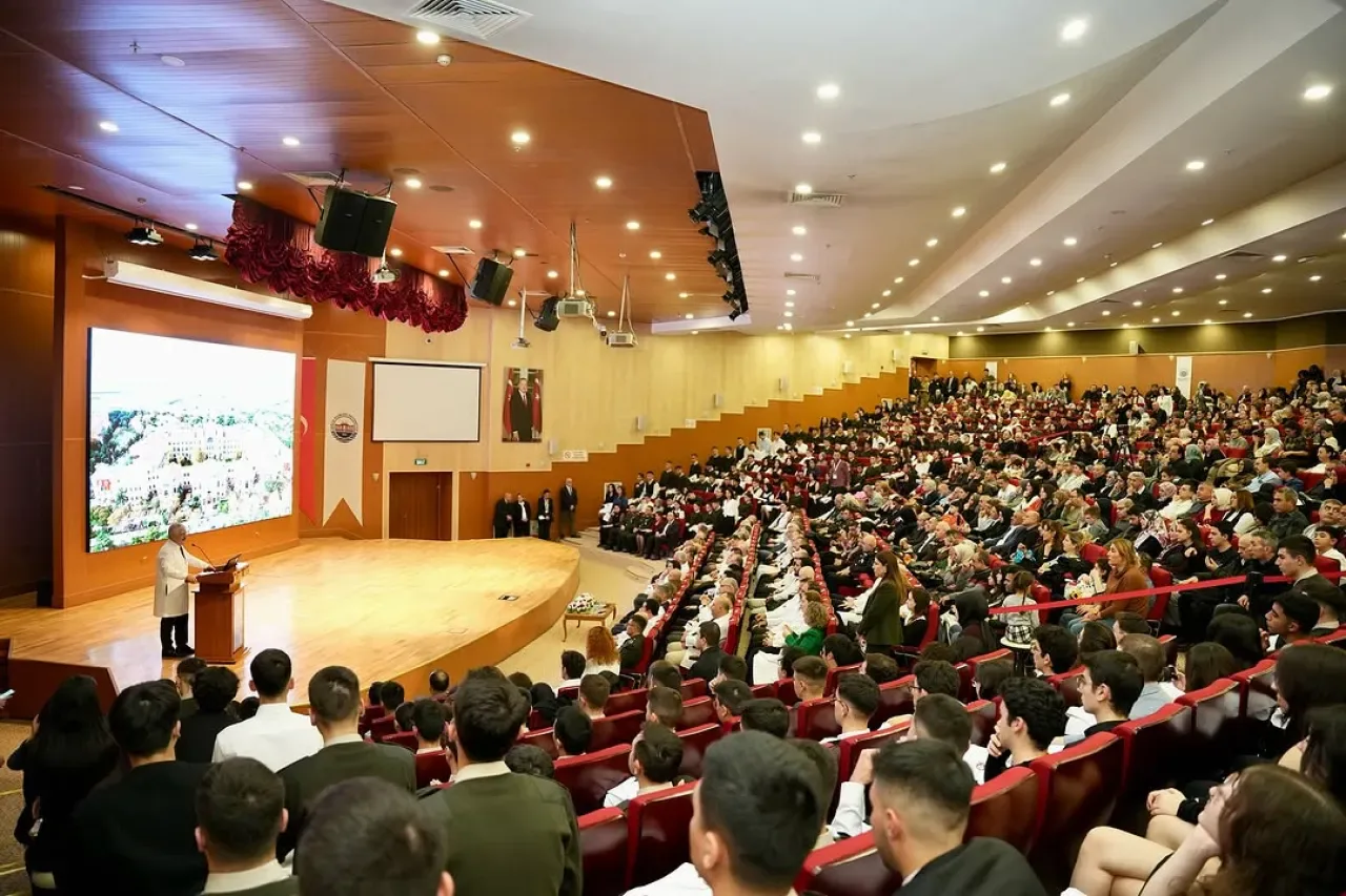 Sağlık Bilimleri Üniversitesi'nde Beyaz Önlük Töreni Coşkusu Sağlık Bilimleri Üniversitesi'nde Beyaz Önlük Töreni Coşkusu