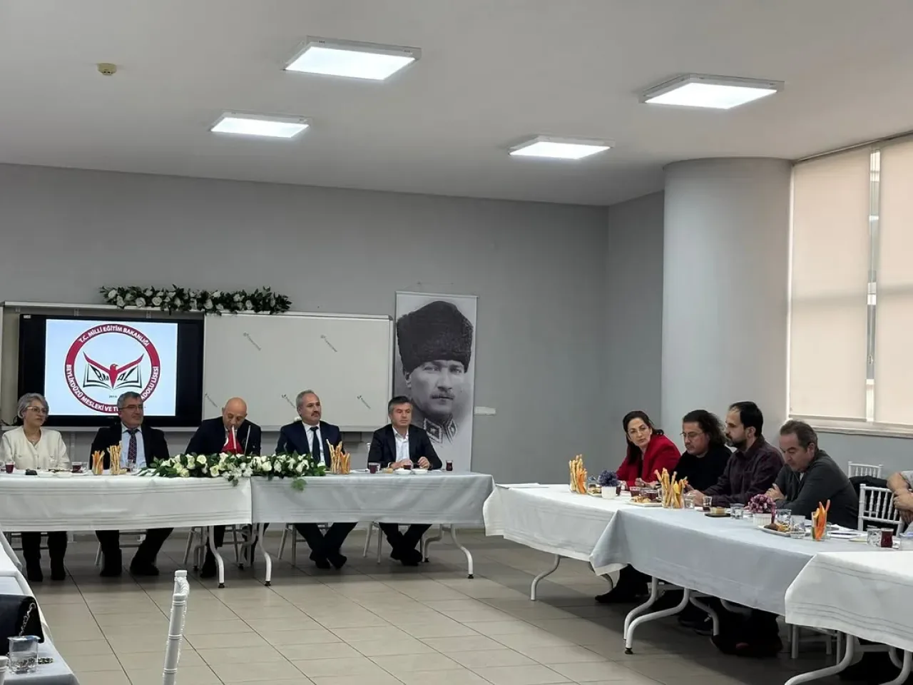 Beylikdüzü'nde Doktoralı Öğretmenlerle Eğitim Değerlendirme Toplantısı Yapıldı Beylikdüzü'nde Doktoralı Öğretmenlerle Eğitim Değerlendirme Toplantısı Yapıldı