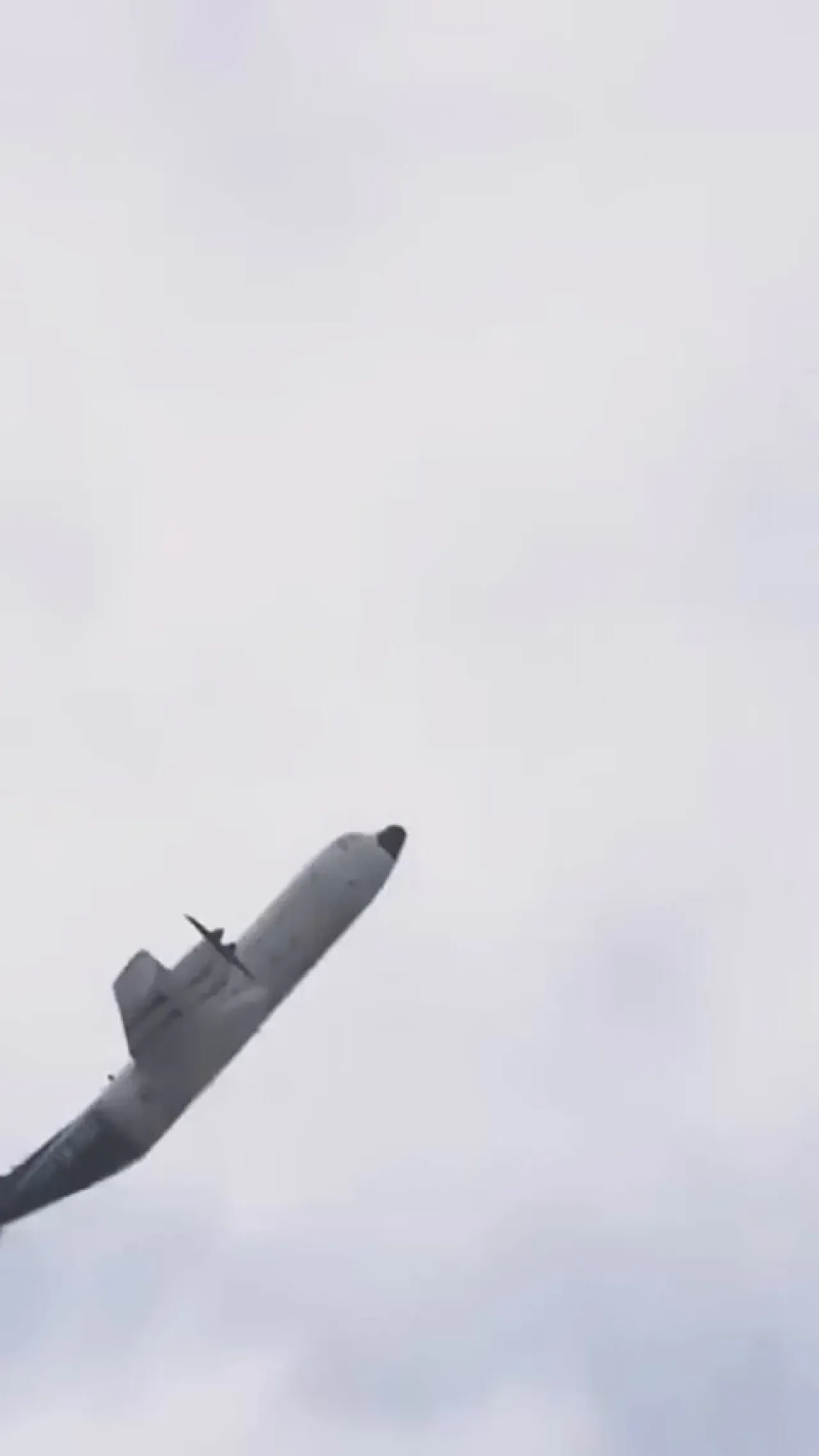 C-130 Nakliye Uçağı Takla Atma Anları Kamerada C-130 Nakliye Uçağı Takla Atma Anları Kamerada