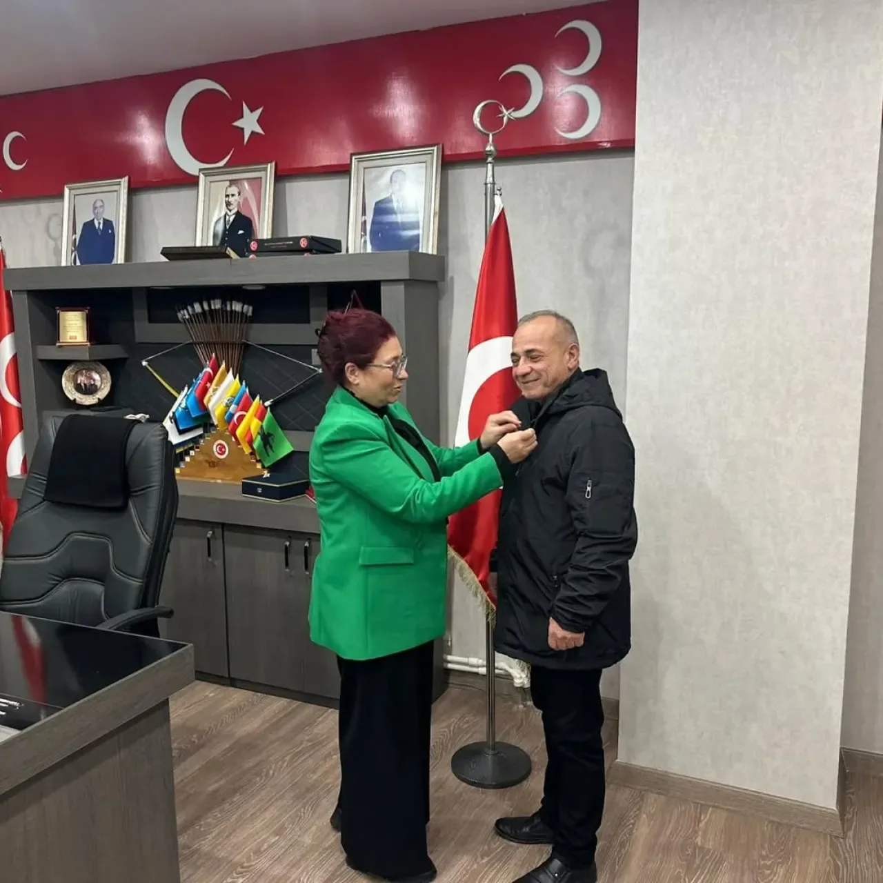 MHP Beylikdüzü'nde Yeni Üyelere Rozet Takıldı MHP Beylikdüzü'nde Yeni Üyelere Rozet Takıldı