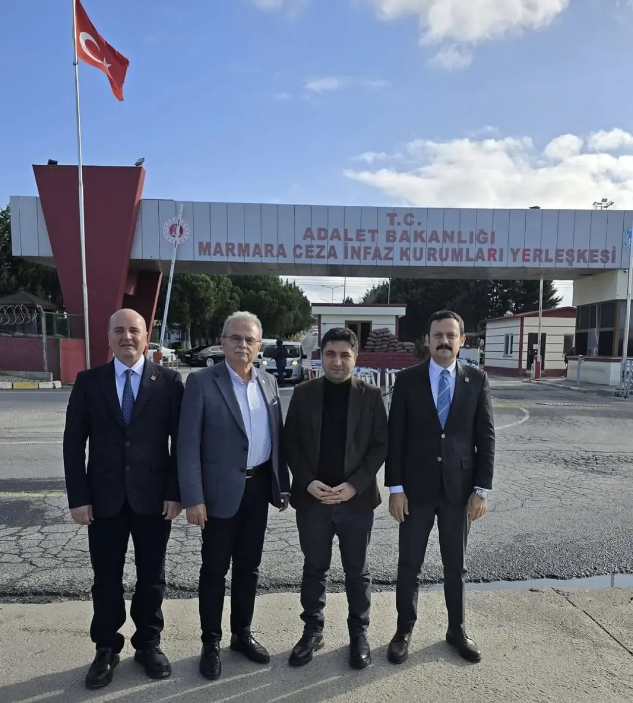 CHP'li Sülayman Gürgen ve Başakşehir Yöneticileri Silivri'de Tutuklu Belediye Başkanlarını Ziyaret Etti CHP'li Sülayman Gürgen ve Başakşehir Yöneticileri Silivri'de Tutuklu Belediye Başkanlarını Ziyaret Etti
