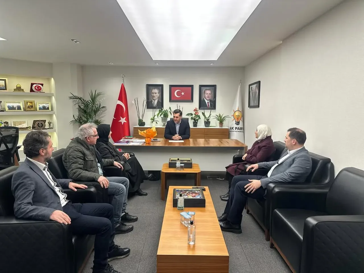 AK Parti Üsküdar İlçe Başkanlığı'na Okul Yönetiminden Hayırlı Olsun Ziyareti AK Parti Üsküdar İlçe Başkanlığı'na Okul Yönetiminden Hayırlı Olsun Ziyareti