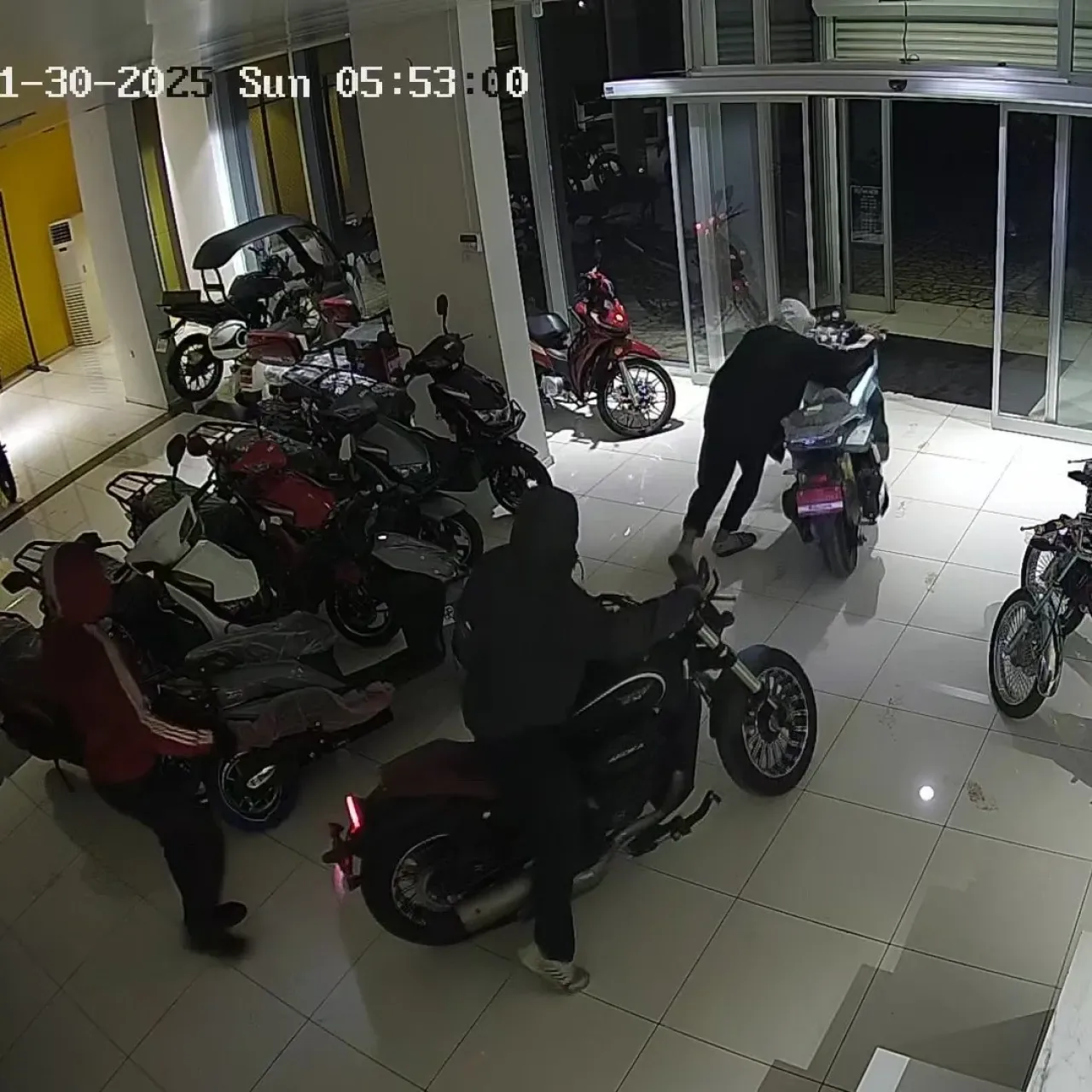 Adana'da 4 Çocuk Motosiklet Galerisinden Hırsızlık Yaptı, Tutuklandı Adana'da 4 Çocuk Motosiklet Galerisinden Hırsızlık Yaptı, Tutuklandı