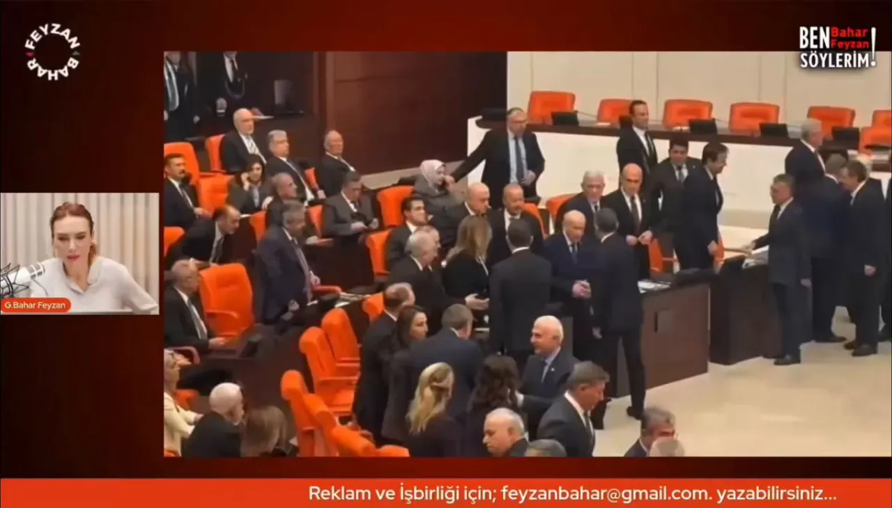 Bahçeli ve Özel'den Mecliste Dikkat Çeken Görüntü Bahçeli ve Özel'den Mecliste Dikkat Çeken Görüntü