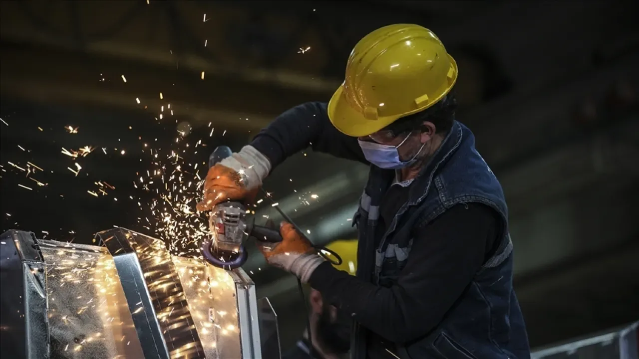 Türkiye'de Ekim Ayı Sanayi Üretimi: Aylık Düşüş, Yıllık Artış Kaydedildi Türkiye'de Ekim Ayı Sanayi Üretimi: Aylık Düşüş, Yıllık Artış Kaydedildi
