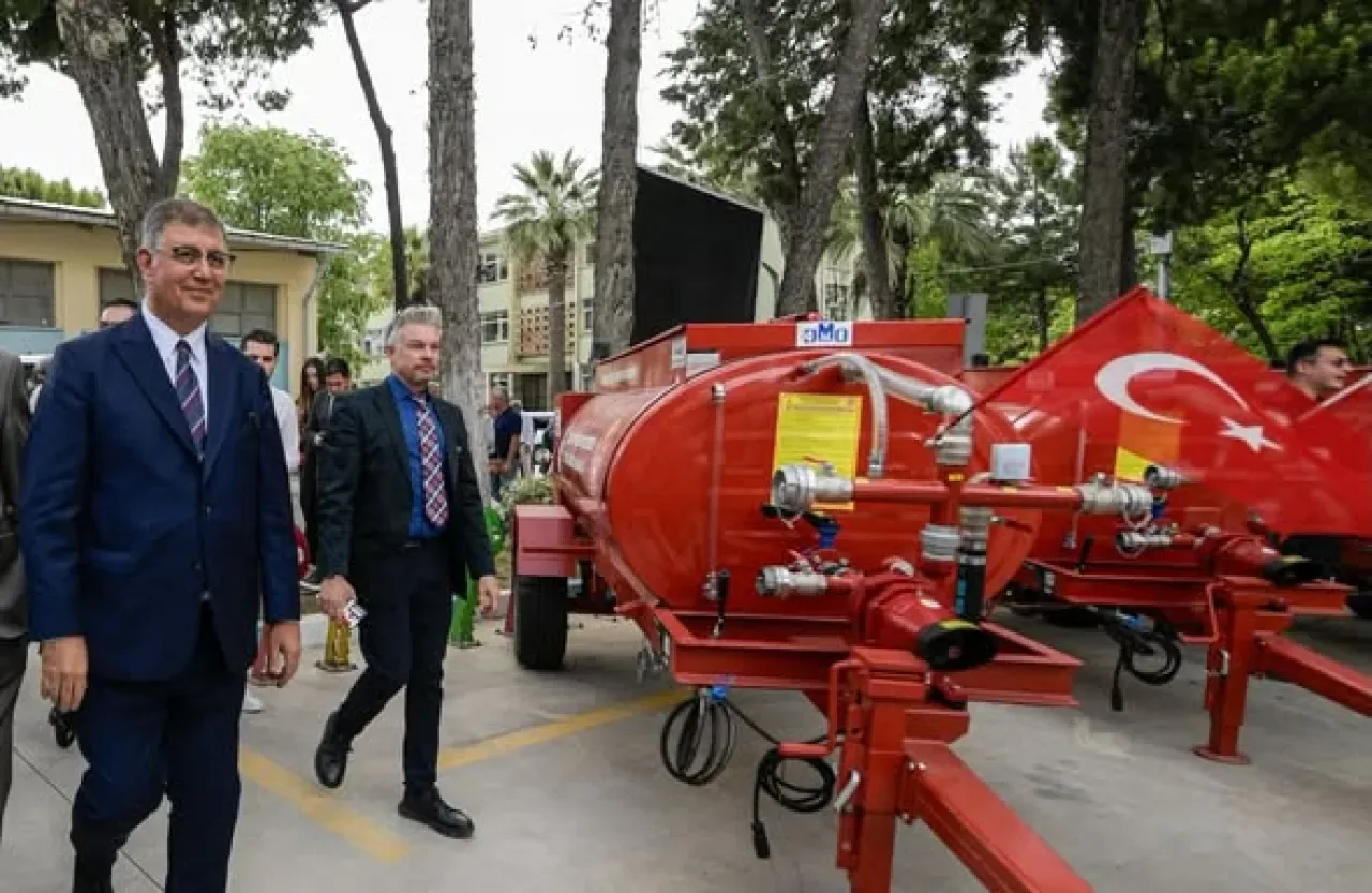 İzmir'de Muhtarlara Dağıtılan Su Tankerleri Yangınlarla Mücadelede Kritik Rol Oynadı İzmir'de Muhtarlara Dağıtılan Su Tankerleri Yangınlarla Mücadelede Kritik Rol Oynadı