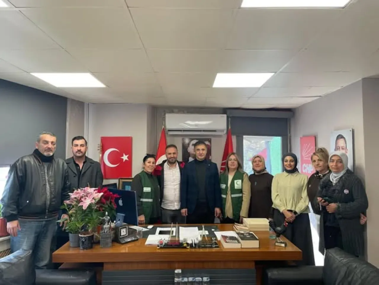 CHP Beşiktaş İlçe Başkanlığı'na Yeşilay Ziyareti CHP Beşiktaş İlçe Başkanlığı'na Yeşilay Ziyareti