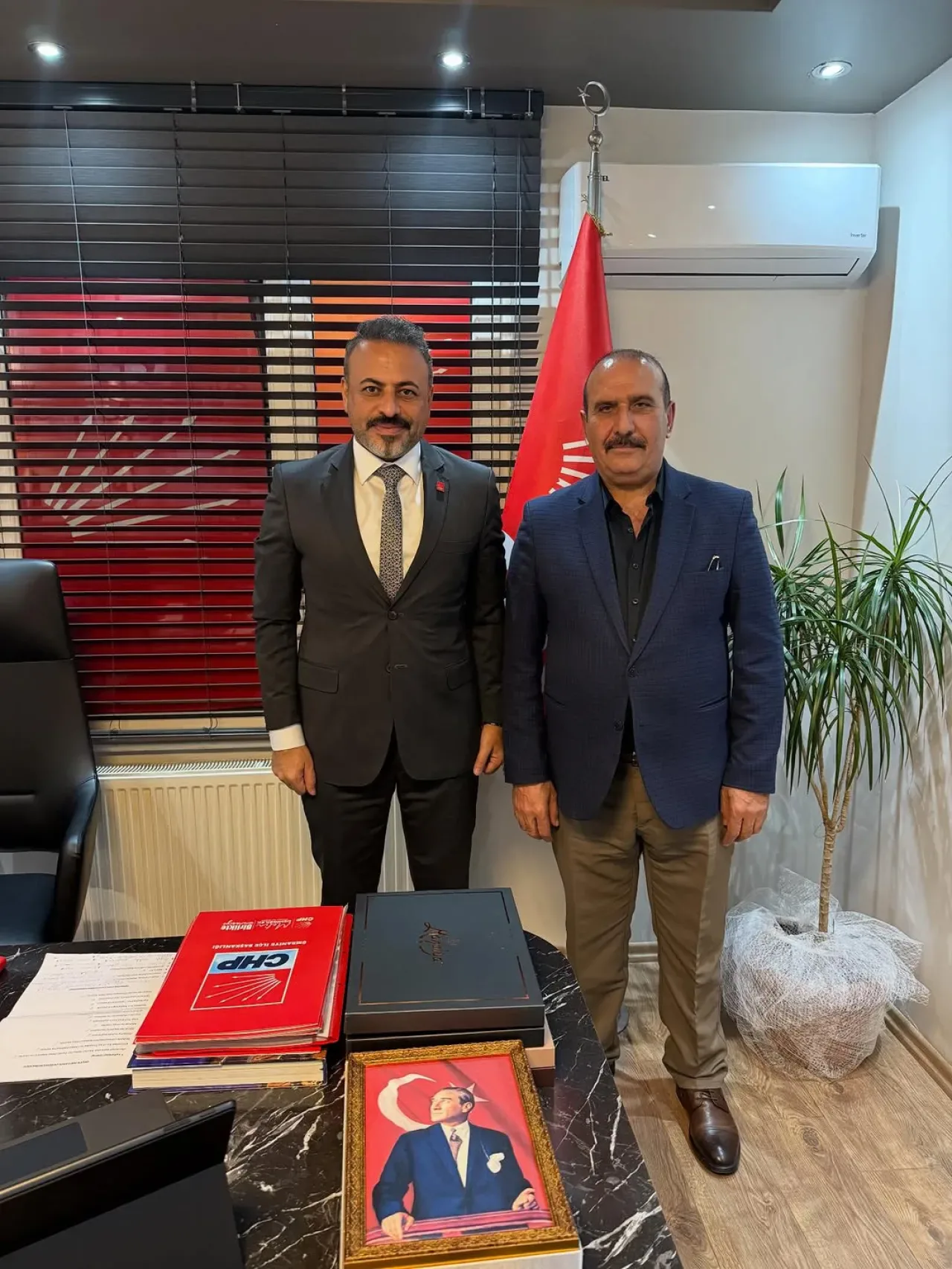 İş İnsanı Hasan Torun, CHP Ümraniye İlçe Başkanlığı'nı Ziyaret Etti İş İnsanı Hasan Torun, CHP Ümraniye İlçe Başkanlığı'nı Ziyaret Etti