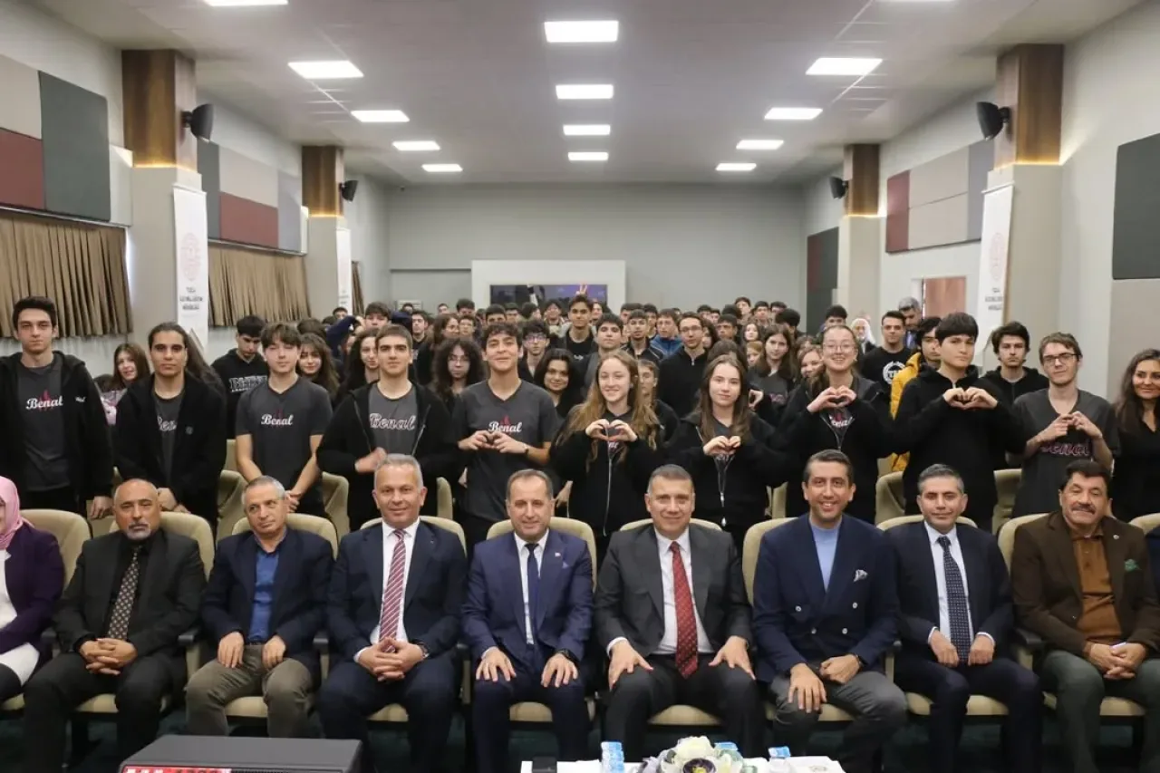Tuzla'da Genç Maarif Platformu Eğitimde Yeni Bir Soluk Getiriyor Tuzla'da Genç Maarif Platformu Eğitimde Yeni Bir Soluk Getiriyor