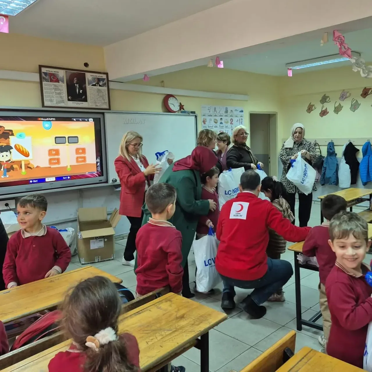Türk Kızılay, Trabzon Araklı'da Çocukların Yüzünü Güldürdü Türk Kızılay, Trabzon Araklı'da Çocukların Yüzünü Güldürdü