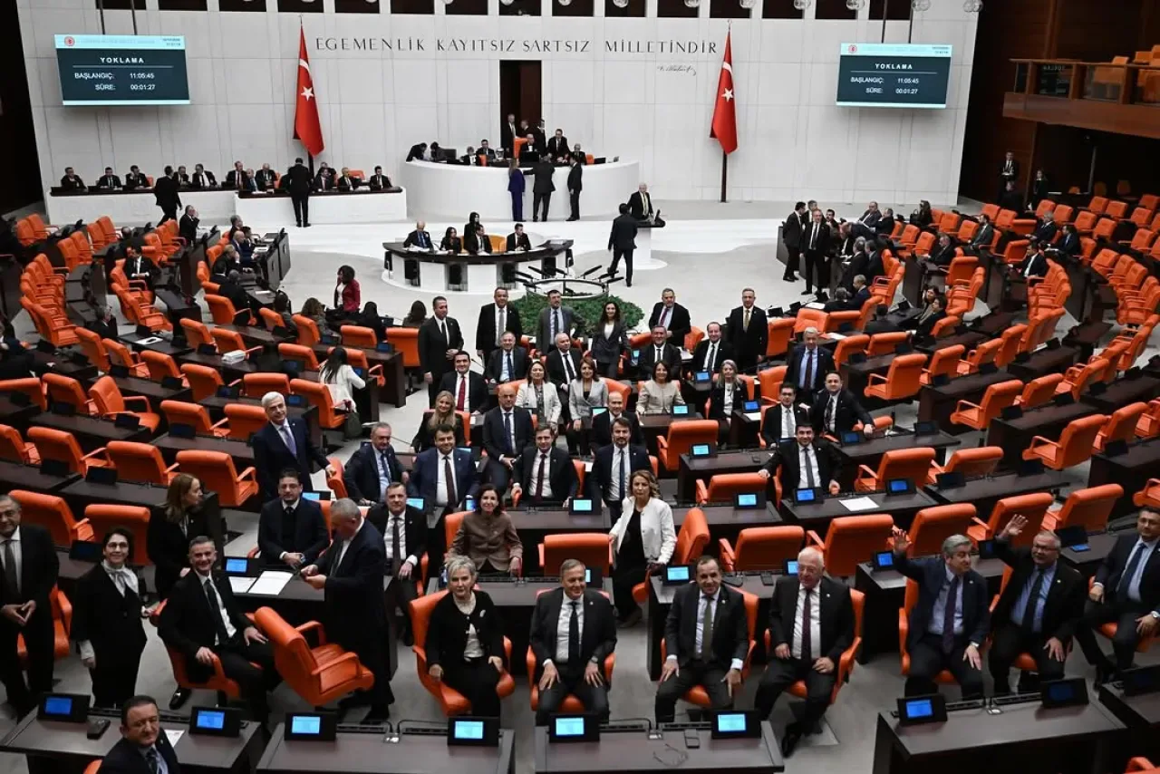 CHP'li Zeybek'ten AKP'ye Meclis Tepkisi: "Sandık Geldiğinde Külfet Gördüğünüz Vatandaş Sizi Emekli Edecek" CHP'li Zeybek'ten AKP'ye Meclis Tepkisi: "Sandık Geldiğinde Külfet Gördüğünüz Vatandaş Sizi Emekli Edecek"