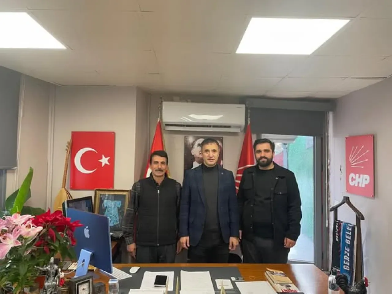 CHP Beşiktaş İlçe Başkanı Mehmet Arslan'a Dernek Temsilcilerinden Ziyaret CHP Beşiktaş İlçe Başkanı Mehmet Arslan'a Dernek Temsilcilerinden Ziyaret
