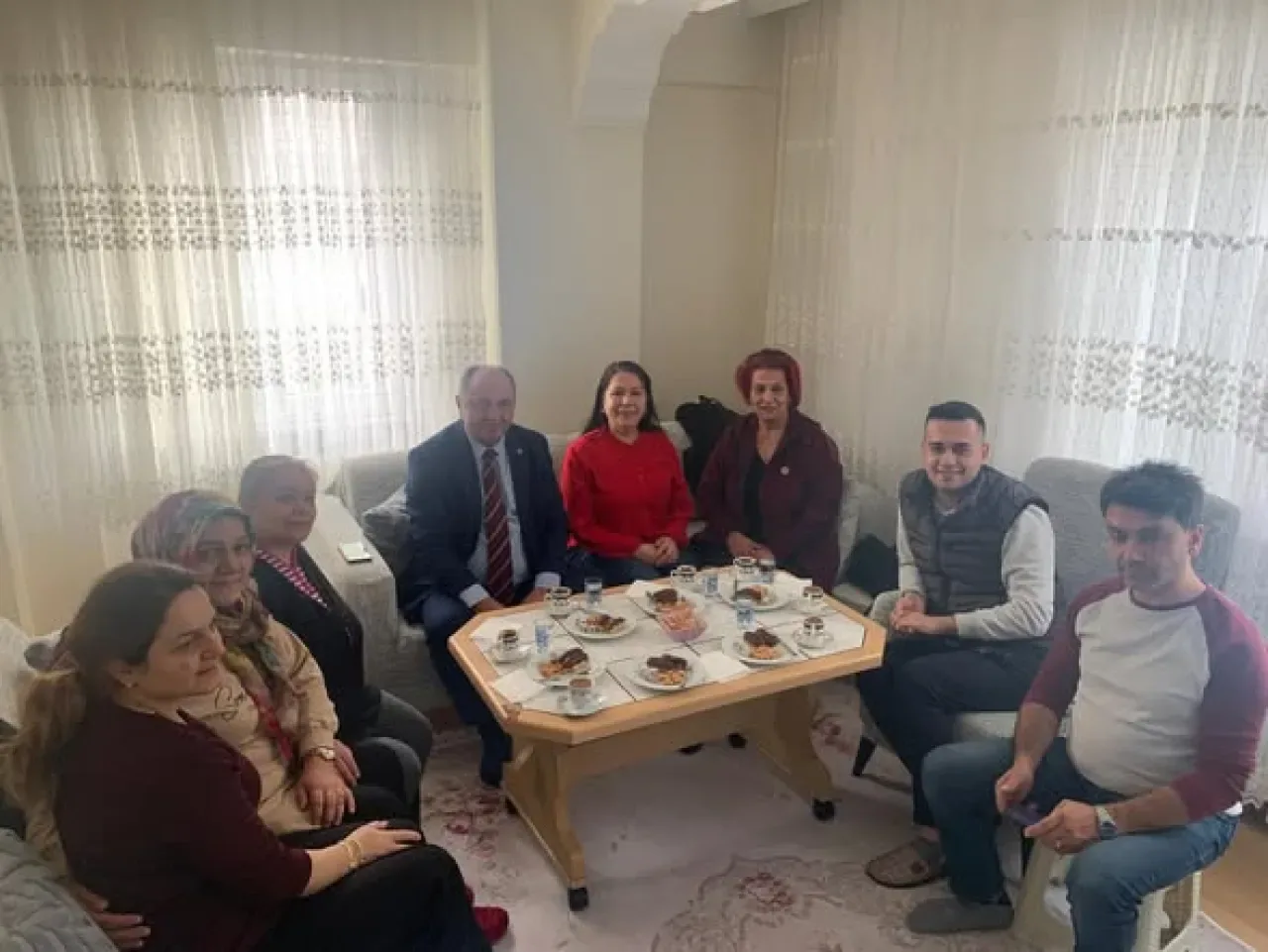 MHP'den Bağcılar'da Sosyal Sorumluluk Ziyareti MHP'den Bağcılar'da Sosyal Sorumluluk Ziyareti