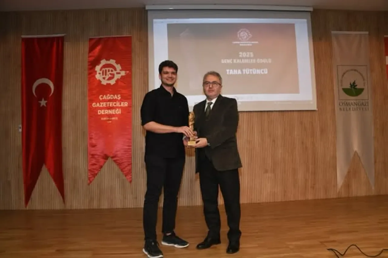 Bursa Barosu Başkanı Metin Öztosun, Çağdaş Gazeteciler Derneği Ödül Töreninde Genç Kalemleri Onurlandırdı Bursa Barosu Başkanı Metin Öztosun, Çağdaş Gazeteciler Derneği Ödül Töreninde Genç Kalemleri Onurlandırdı