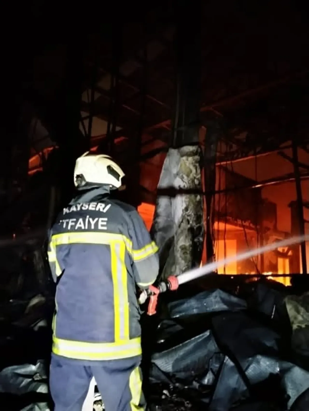 Kayseri Büyükşehir İtfaiyesi, Kırıkkale'deki Kimya Fabrikası Yangınına Müdahale Ediyor Kayseri Büyükşehir İtfaiyesi, Kırıkkale'deki Kimya Fabrikası Yangınına Müdahale Ediyor