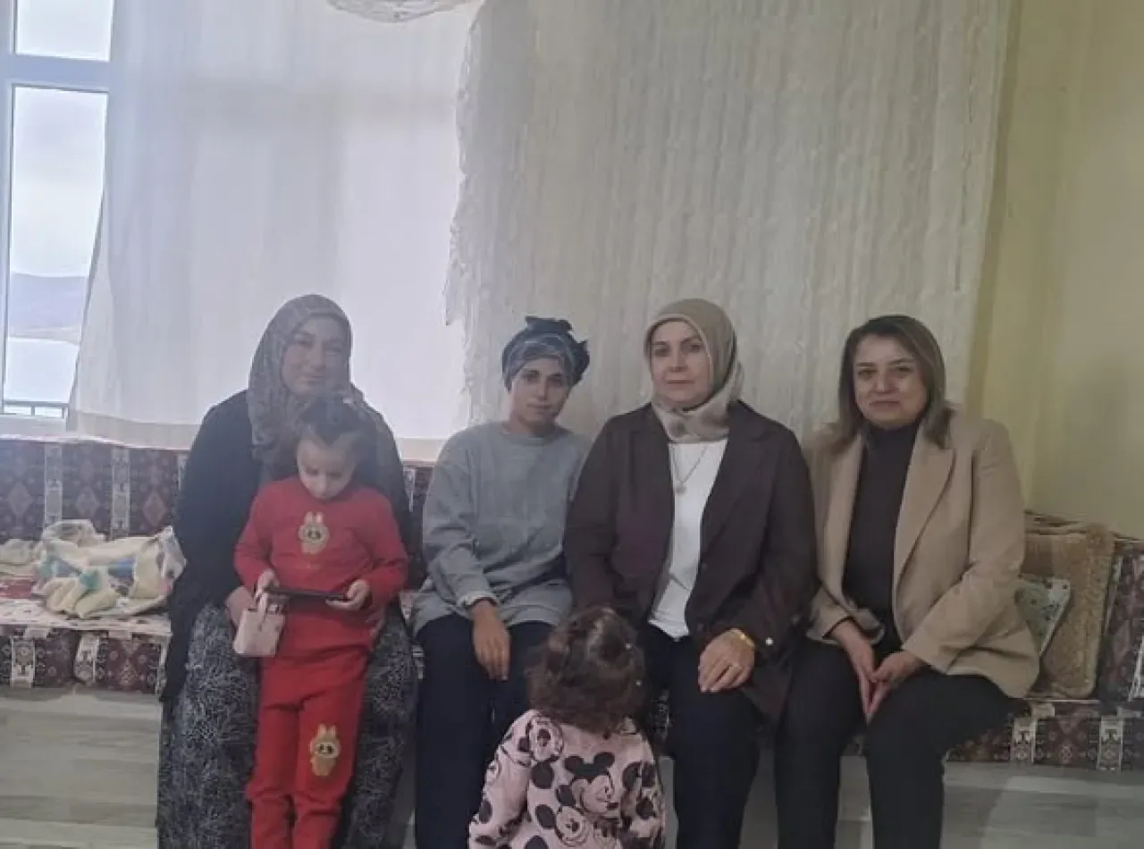 Kalecik'te Yeni Doğan Bebeklere "Hoş Geldin Bebek" Projesi ile Ziyaret Kalecik'te Yeni Doğan Bebeklere "Hoş Geldin Bebek" Projesi ile Ziyaret