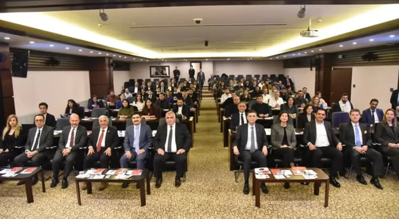 Gaziantep'te 2026 Yılı Dış Ticaret Öngörüleri ve Hedef Pazarlar Paneli Düzenlendi Gaziantep'te 2026 Yılı Dış Ticaret Öngörüleri ve Hedef Pazarlar Paneli Düzenlendi