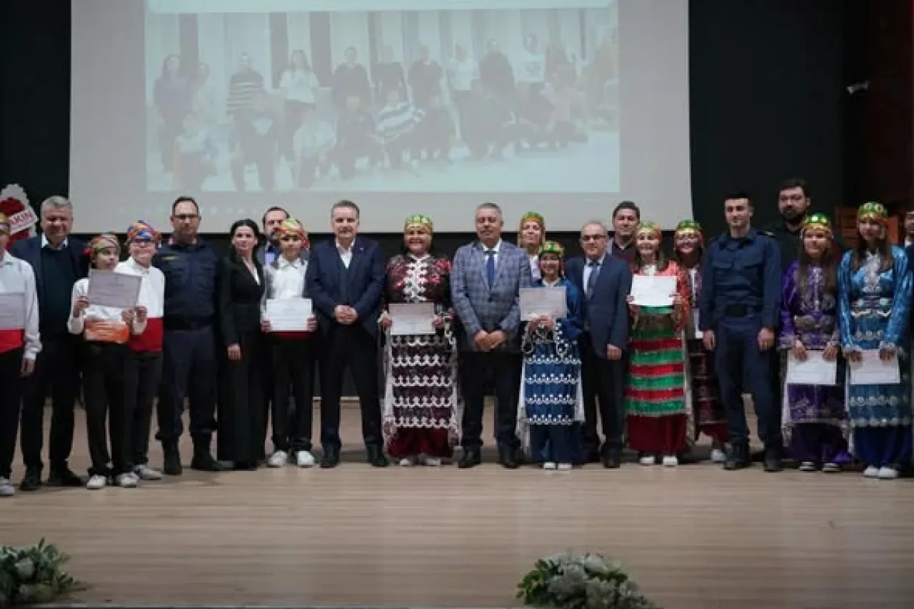 Edremit'te Sosyal Etkinlikler Gecesi Coşkusu Edremit'te Sosyal Etkinlikler Gecesi Coşkusu