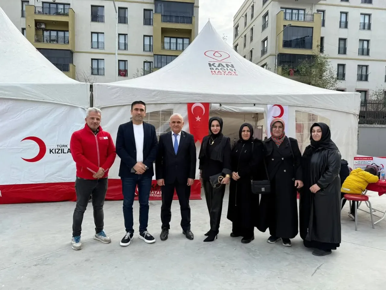 Türk Kızılay Esenler'de Kan Bağışı Kampanyası Düzenledi Türk Kızılay Esenler'de Kan Bağışı Kampanyası Düzenledi