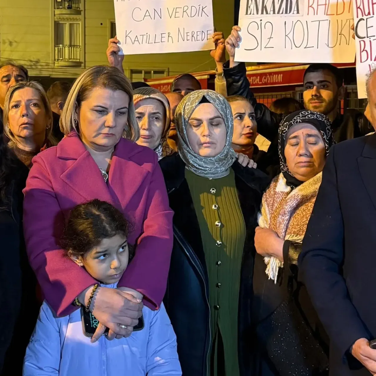 Gebze'de Çöken Arslan Apartmanı'nın Mağdurları ile İzmit Belediye Başkanı Buluştu Gebze'de Çöken Arslan Apartmanı'nın Mağdurları ile İzmit Belediye Başkanı Buluştu