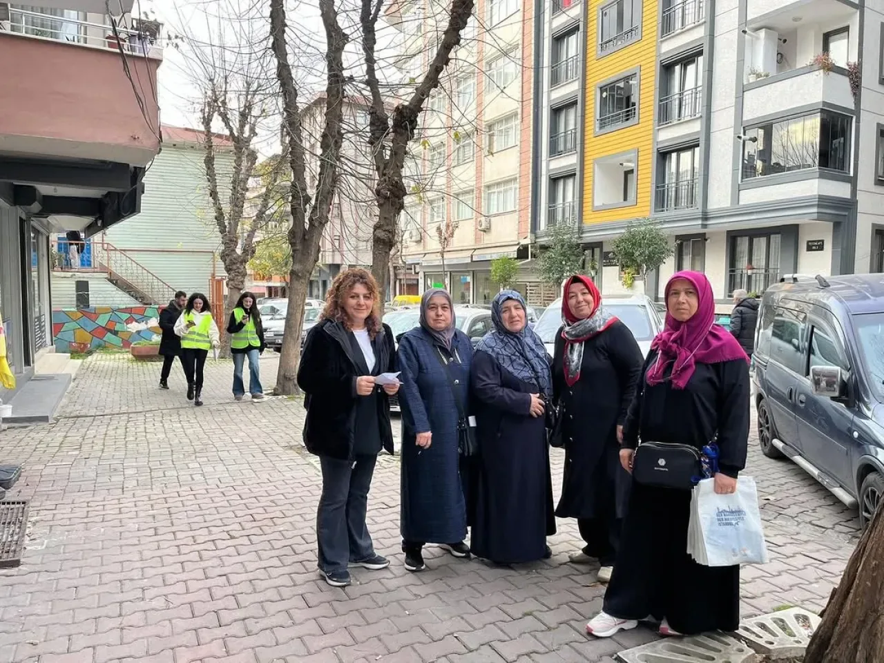 Bahçelievler'de AK Parti Kadın Kolları Sokak Buluşmalarına Devam Ediyor Bahçelievler'de AK Parti Kadın Kolları Sokak Buluşmalarına Devam Ediyor