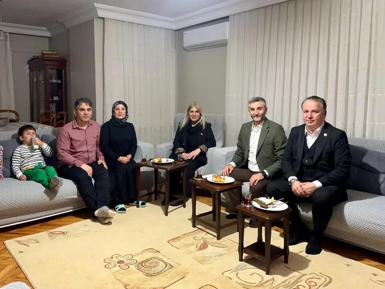 MHP Maltepe'den Cevizli Mahallesi'nde Vatandaş Ziyareti MHP Maltepe'den Cevizli Mahallesi'nde Vatandaş Ziyareti