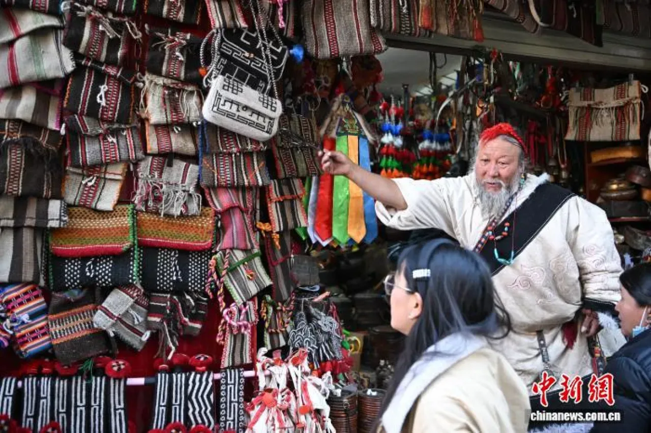 Lhasa'da 30 Metrekarelik Dükkanda Tibet Kültürü Canlanıyor Lhasa'da 30 Metrekarelik Dükkanda Tibet Kültürü Canlanıyor
