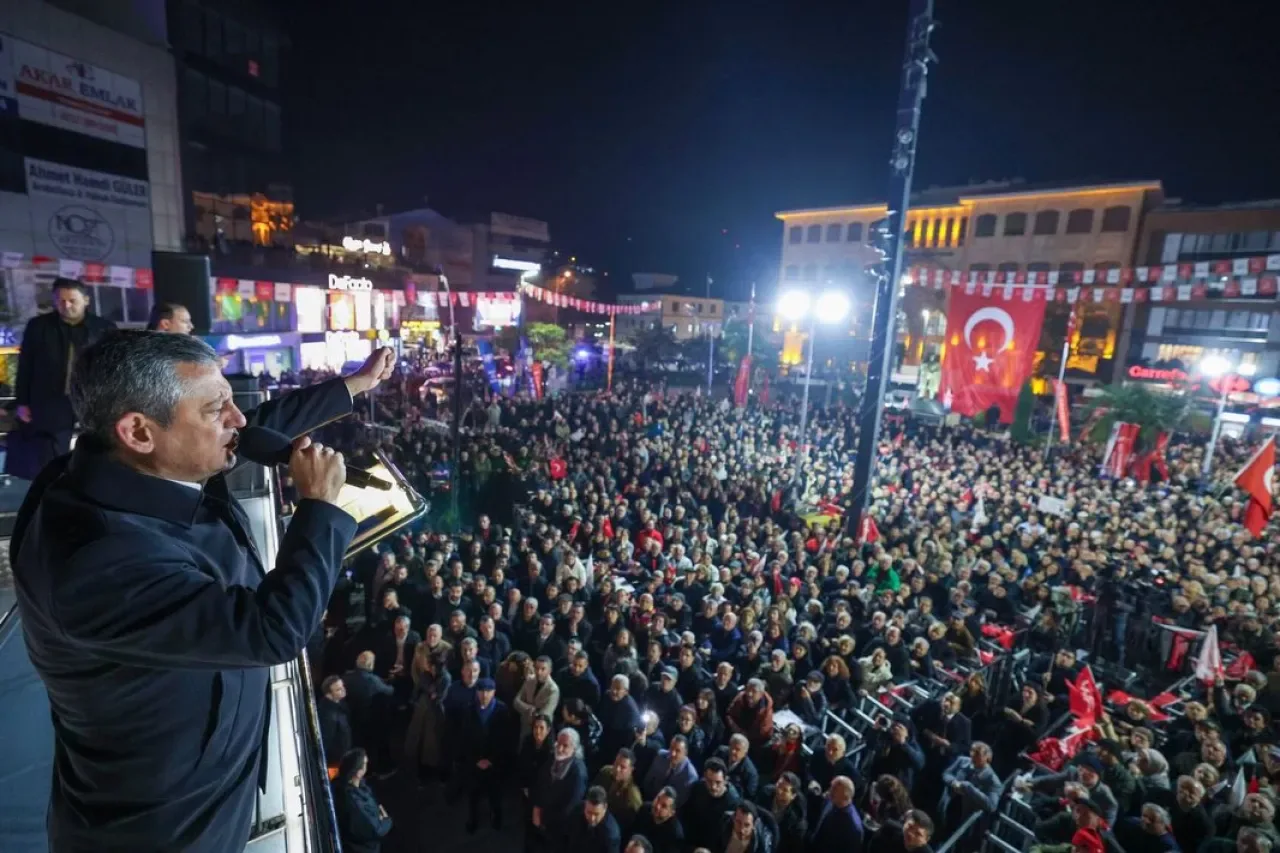 CHP Lideri Özgür Özel, Çatalca'da Değişim ve Umut Vurgusu Yaptı CHP Lideri Özgür Özel, Çatalca'da Değişim ve Umut Vurgusu Yaptı
