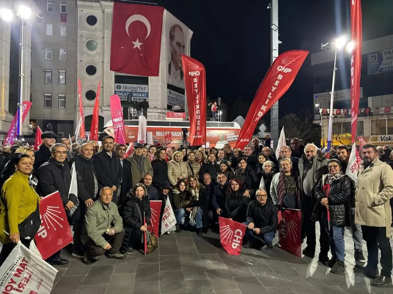 CHP Genel Başkanı Özgür Özel ve Ekrem İmamoğlu Çatalca'da On Binlerle Buluştu CHP Genel Başkanı Özgür Özel ve Ekrem İmamoğlu Çatalca'da On Binlerle Buluştu