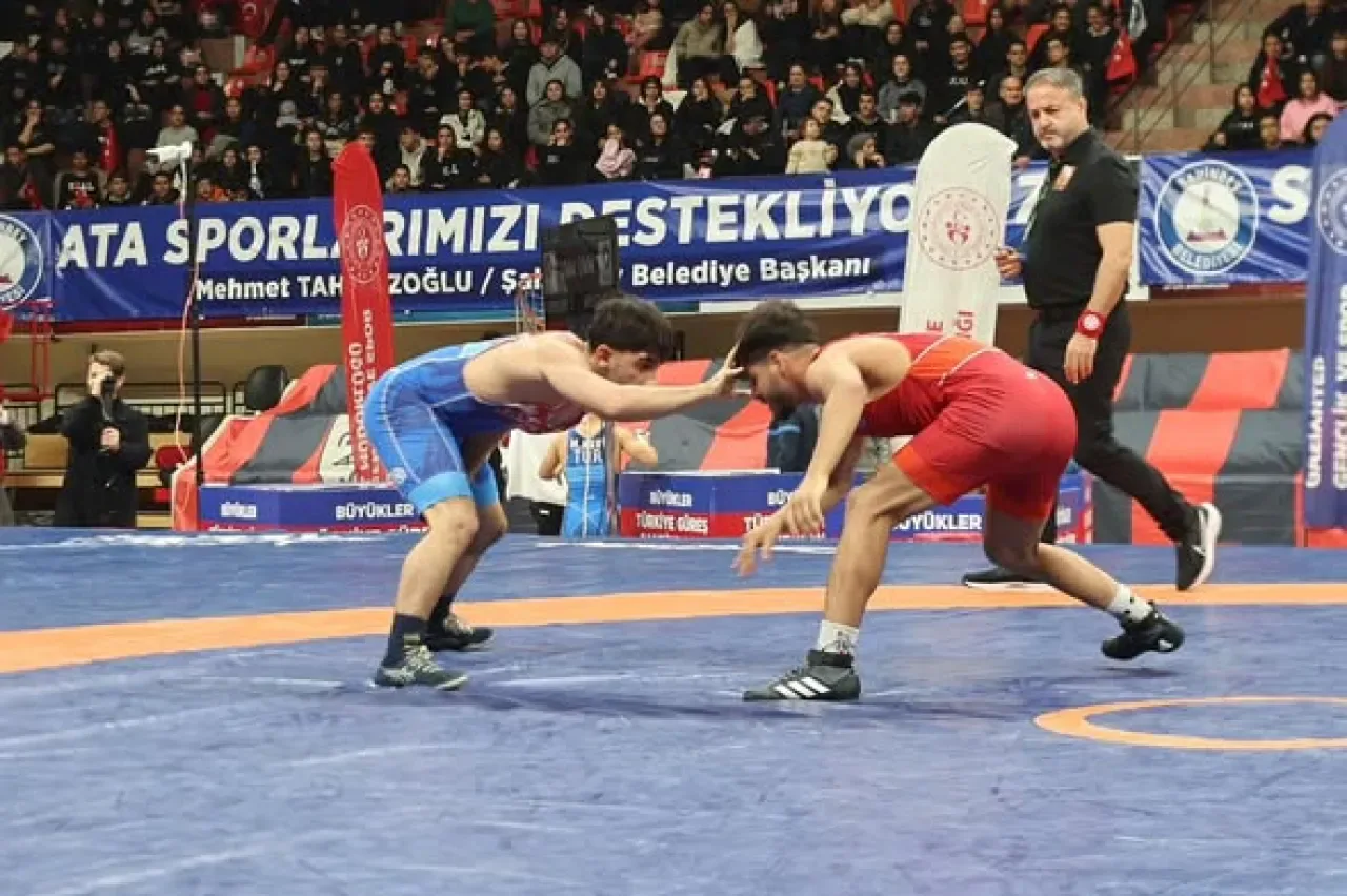 Büyükler Türkiye Güreş Şampiyonası Gaziantep'te Devam Ediyor Büyükler Türkiye Güreş Şampiyonası Gaziantep'te Devam Ediyor