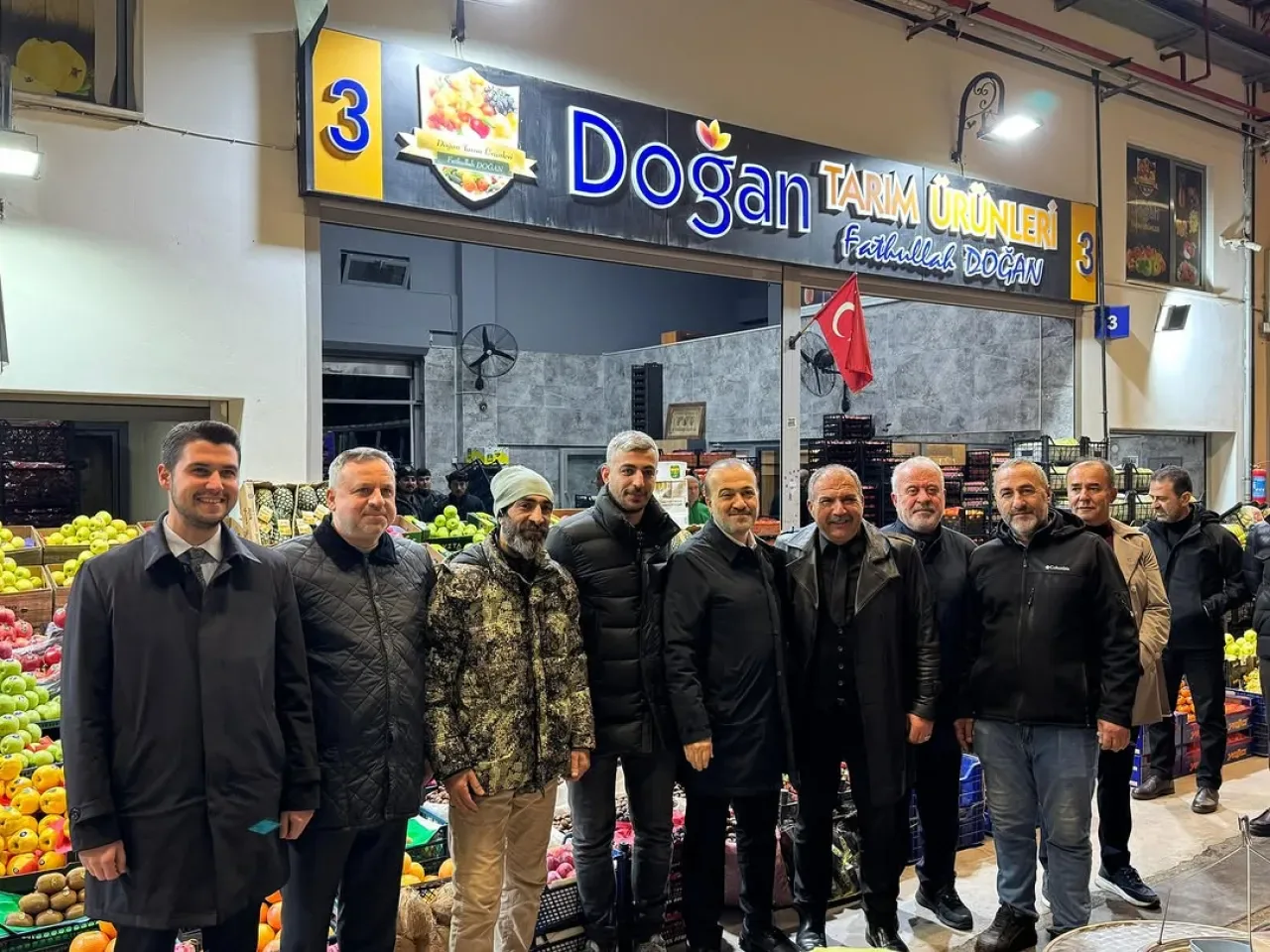 AK Partili Gençlerden İzmit Hal Esnafına Sabah Ziyareti AK Partili Gençlerden İzmit Hal Esnafına Sabah Ziyareti