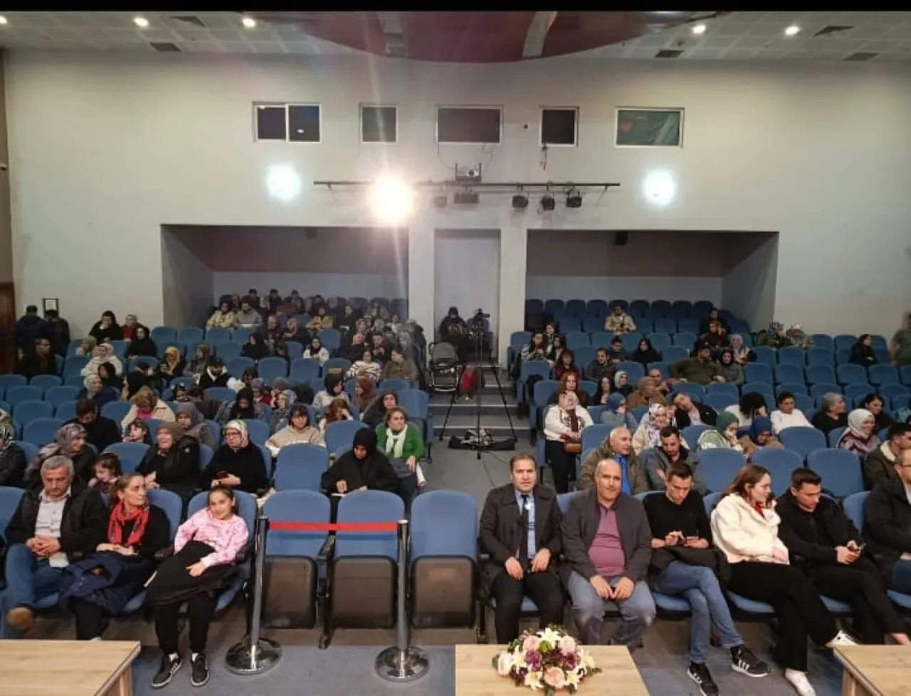 Konakta Bir Düğün Tiyatro Oyunu Körfez'de Sahnelendi Konakta Bir Düğün Tiyatro Oyunu Körfez'de Sahnelendi