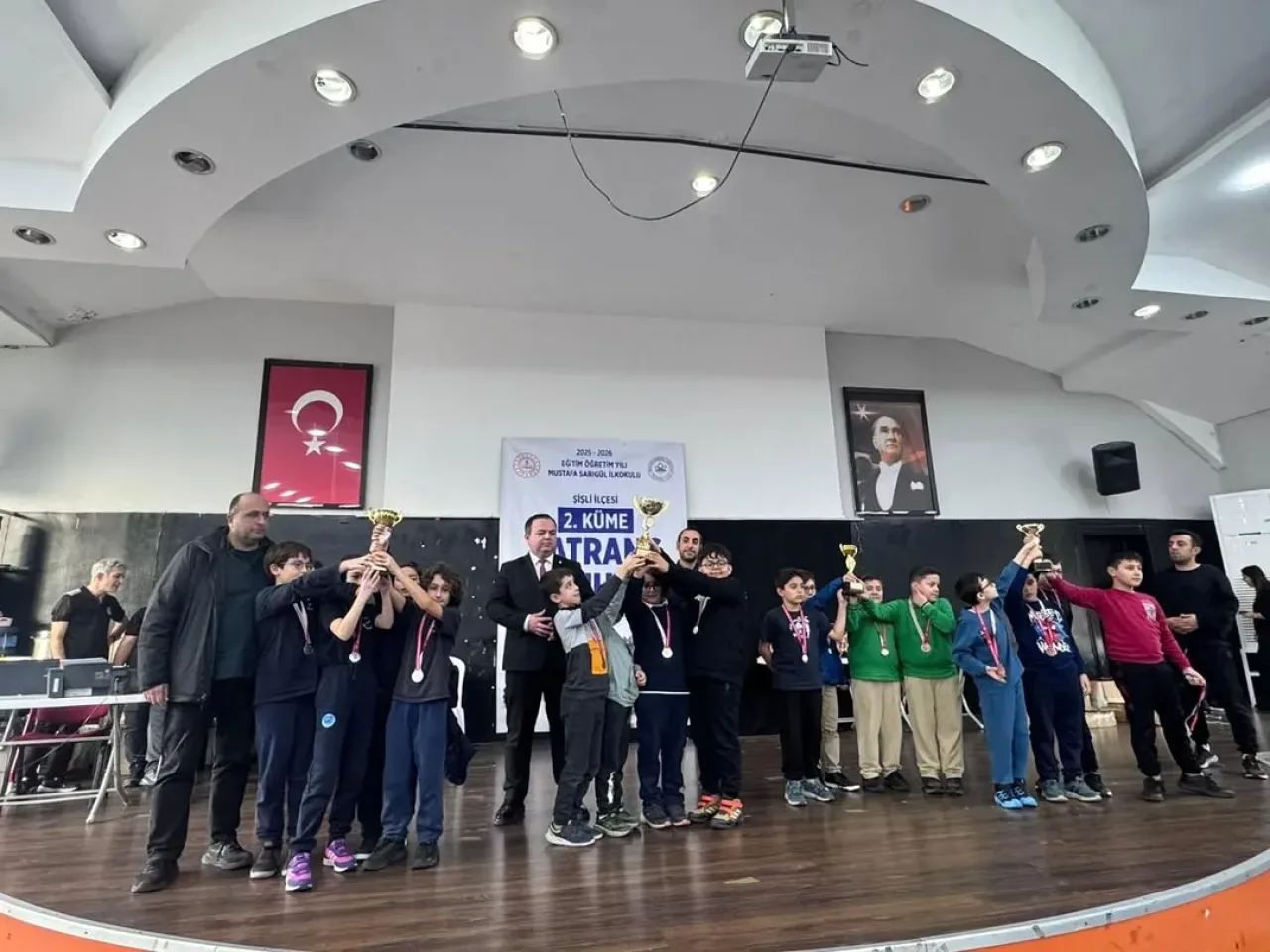 Şişli'de Okul Sporları Satranç Turnuvası Coşkusu Şişli'de Okul Sporları Satranç Turnuvası Coşkusu