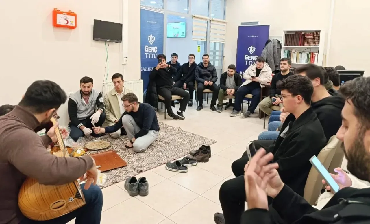 Balıkesir'de KYK Yurdunda Öğrenciler için Meşk Eşliğinde Çiğköfte Etkinliği Balıkesir'de KYK Yurdunda Öğrenciler için Meşk Eşliğinde Çiğköfte Etkinliği