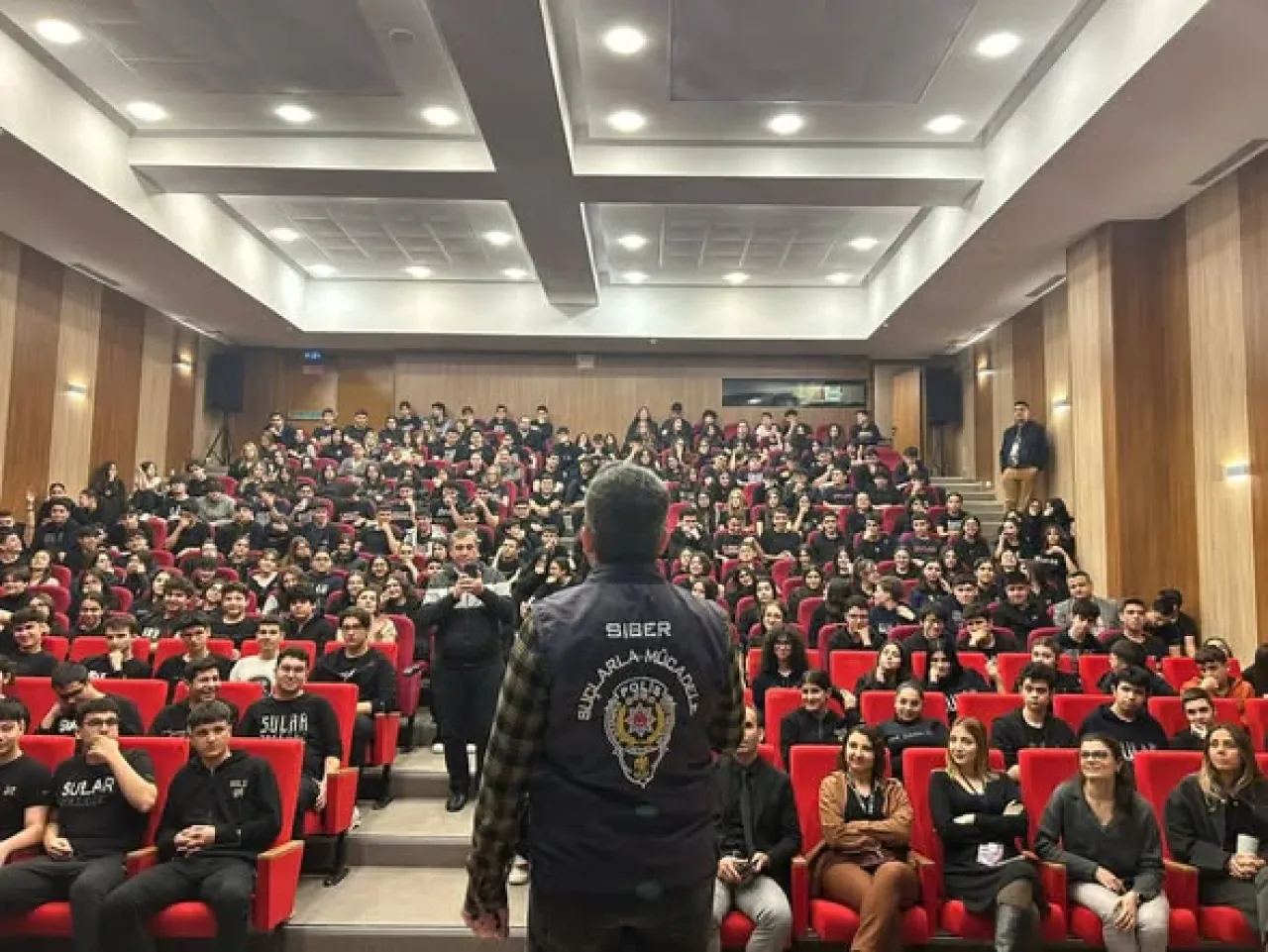 Adana'da Öğrencilere Güvenli İnternet Kullanımı Eğitimi Verildi Adana'da Öğrencilere Güvenli İnternet Kullanımı Eğitimi Verildi