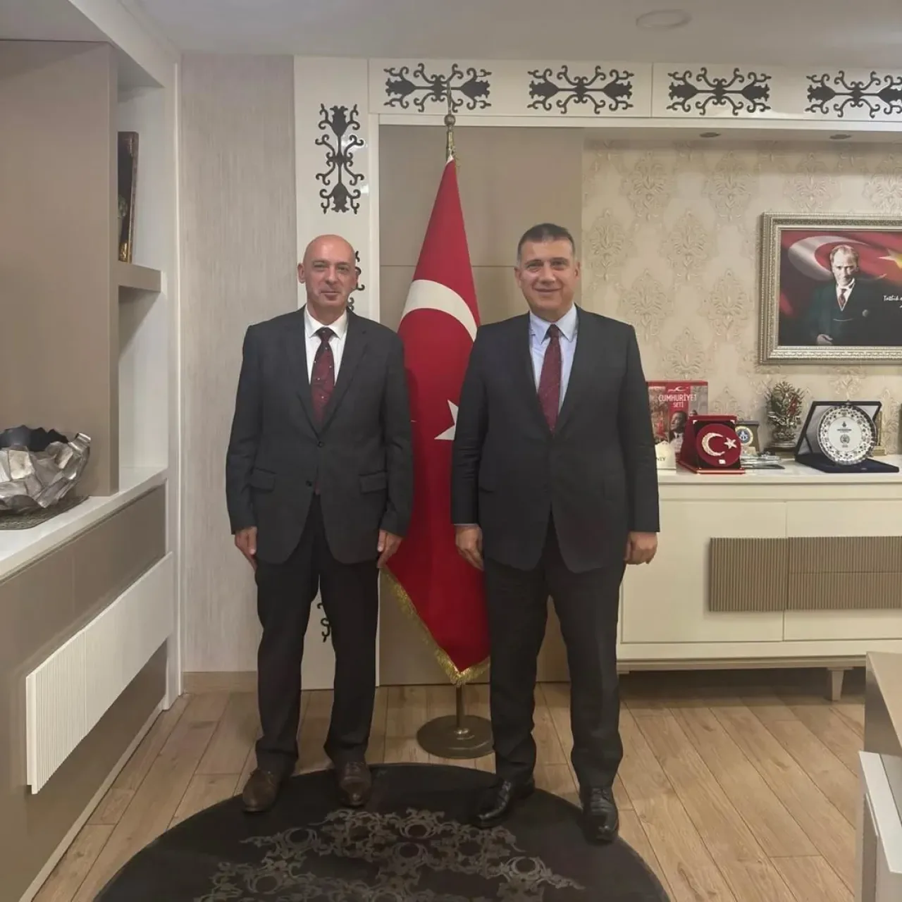 İstanbul Eğitim Müfettişi Süleyman Yıldız, Tuzla Kaymakamı Ümit Hüseyin Güney'i Ziyaret Etti İstanbul Eğitim Müfettişi Süleyman Yıldız, Tuzla Kaymakamı Ümit Hüseyin Güney'i Ziyaret Etti