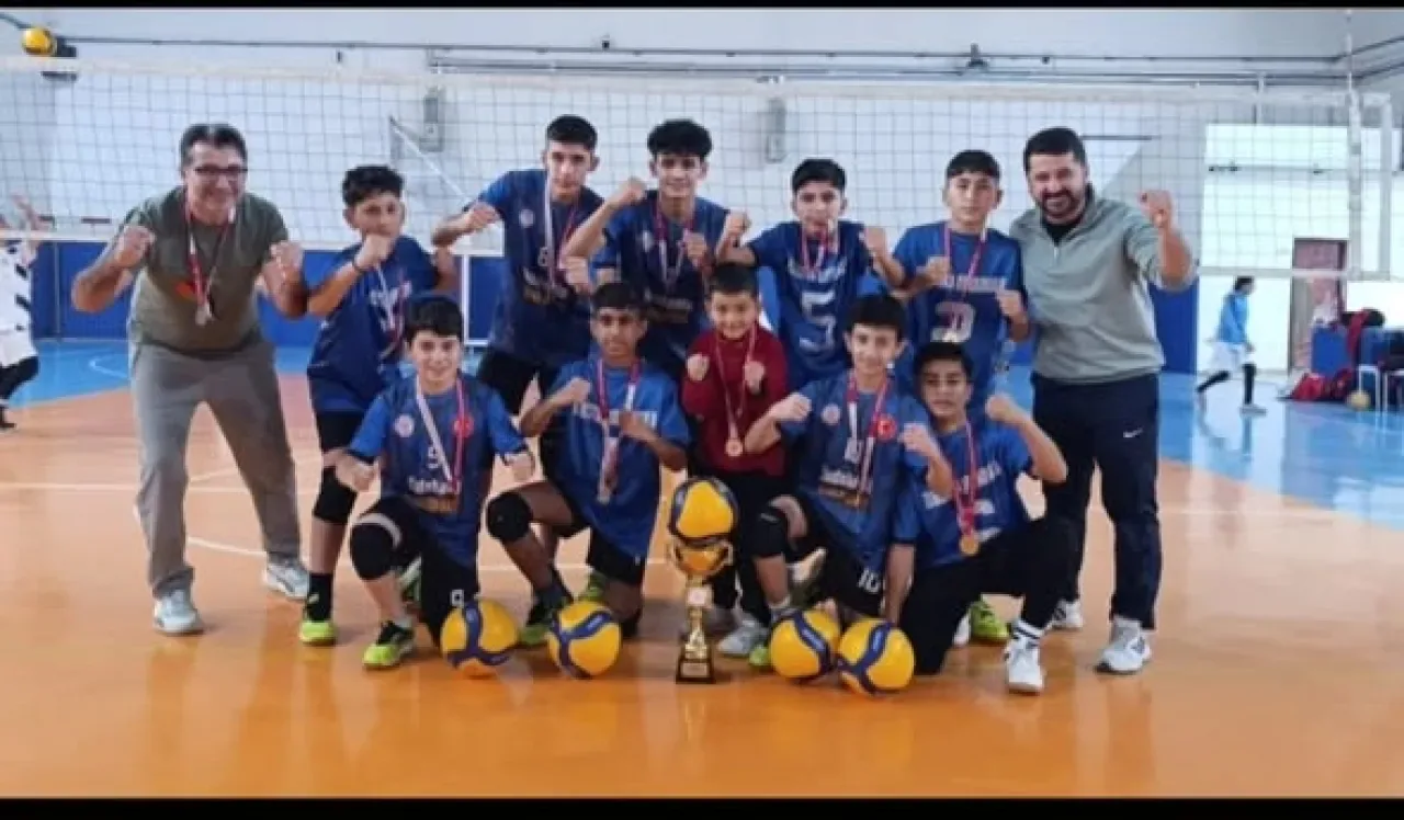 Elbistan Ortaokulu Voleybol Takımı Üçüncü Kez İl Şampiyonu Elbistan Ortaokulu Voleybol Takımı Üçüncü Kez İl Şampiyonu