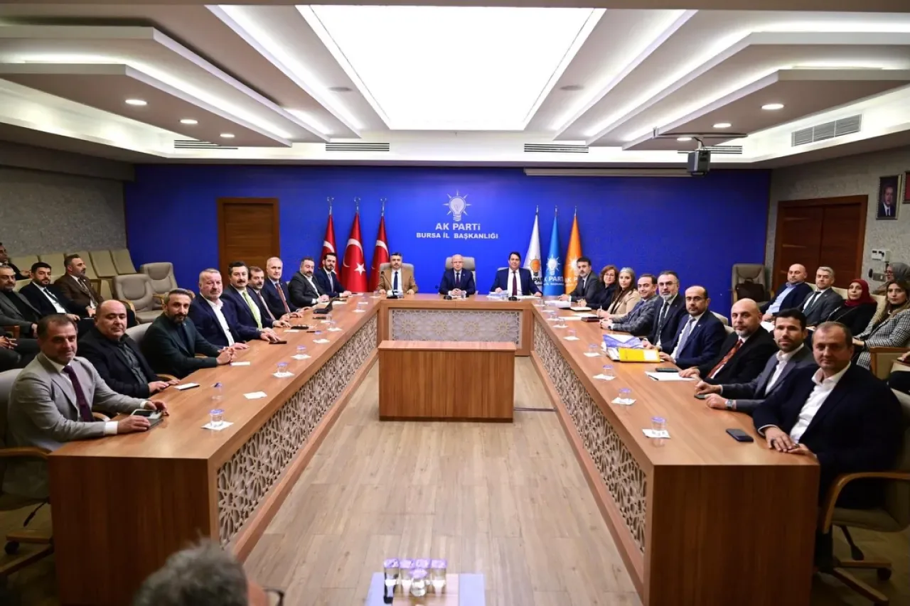 AK Parti Bursa Grubu, Büyükşehir Meclisi Aralık Ayı Toplantısı Öncesi Bir Araya Geldi AK Parti Bursa Grubu, Büyükşehir Meclisi Aralık Ayı Toplantısı Öncesi Bir Araya Geldi