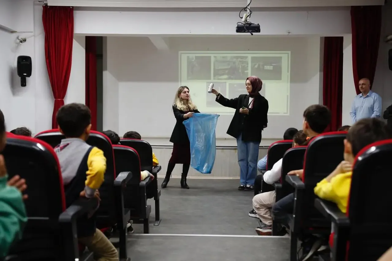 Bağcılar'da İlkokul Öğrencilerine Sıfır Atık Eğitimi Bağcılar'da İlkokul Öğrencilerine Sıfır Atık Eğitimi
