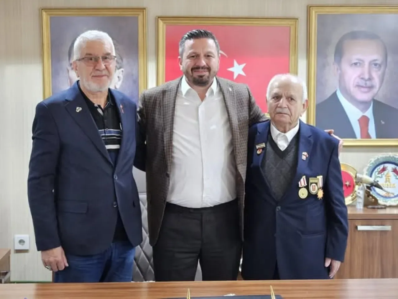 AK Parti Balıkesir İl Başkanı'na Gazi Derneği ve Hastane Çalışanlarından Ziyaret AK Parti Balıkesir İl Başkanı'na Gazi Derneği ve Hastane Çalışanlarından Ziyaret