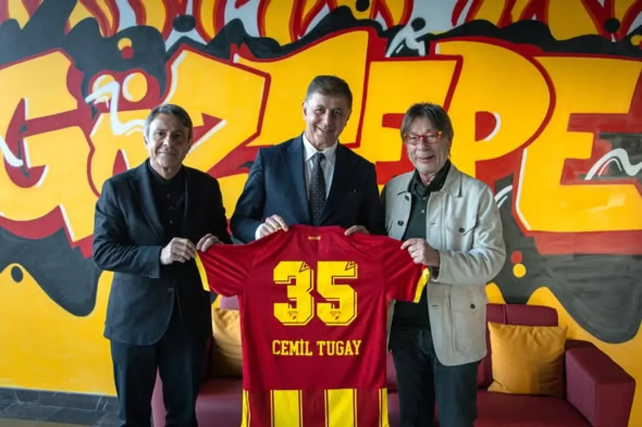 İzmir Büyükşehir Belediye Başkanı Cemil Tugay, Göztepe'yi Ziyaret Etti İzmir Büyükşehir Belediye Başkanı Cemil Tugay, Göztepe'yi Ziyaret Etti