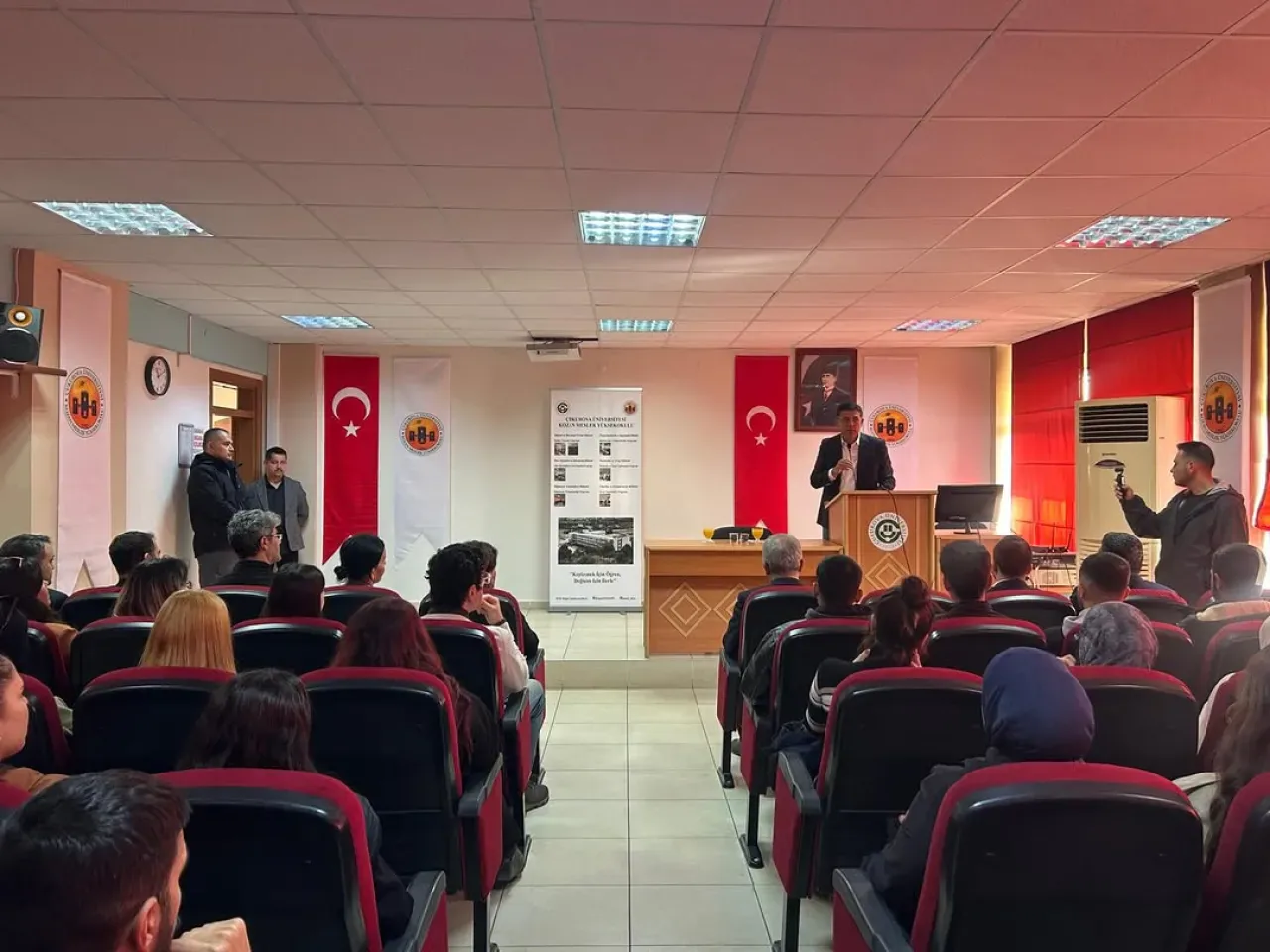Kozan Meslek Yüksekokulu'nda Kariyer Söyleşisi: Başkan Atlı Öğrencilerle Buluştu Kozan Meslek Yüksekokulu'nda Kariyer Söyleşisi: Başkan Atlı Öğrencilerle Buluştu