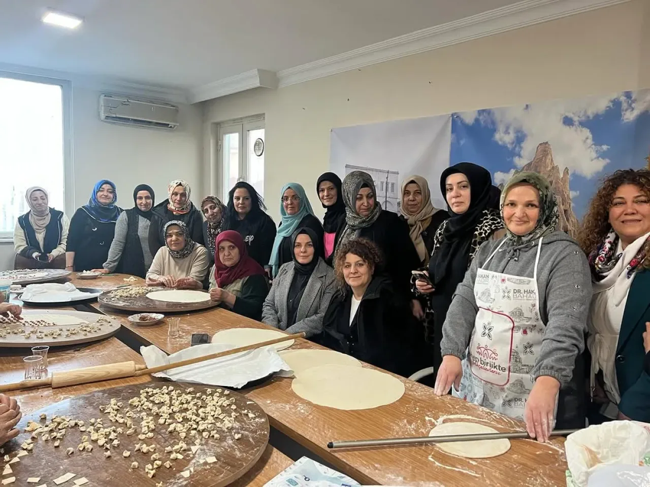 Bahçelievler AK Parti Kadın Kolları'ndan Nevşehirliler Derneği'ne Ziyaret Bahçelievler AK Parti Kadın Kolları'ndan Nevşehirliler Derneği'ne Ziyaret