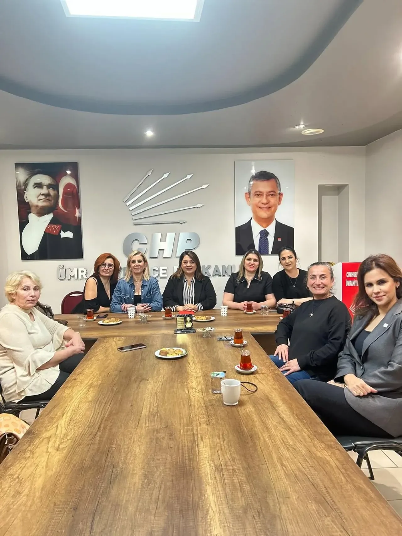 CHP Ümraniye'de Mahalle ve İlçe Kadın Kolları İş Birliği Görüşmesi CHP Ümraniye'de Mahalle ve İlçe Kadın Kolları İş Birliği Görüşmesi