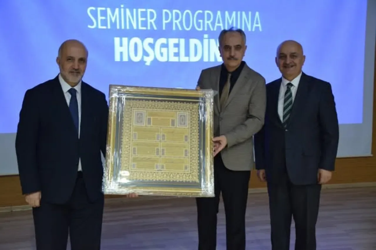 Keçiören'de Aile Okulu'nda "Gençlerle İletişim ve Değer Aktarımı" Ele Alındı Keçiören'de Aile Okulu'nda "Gençlerle İletişim ve Değer Aktarımı" Ele Alındı