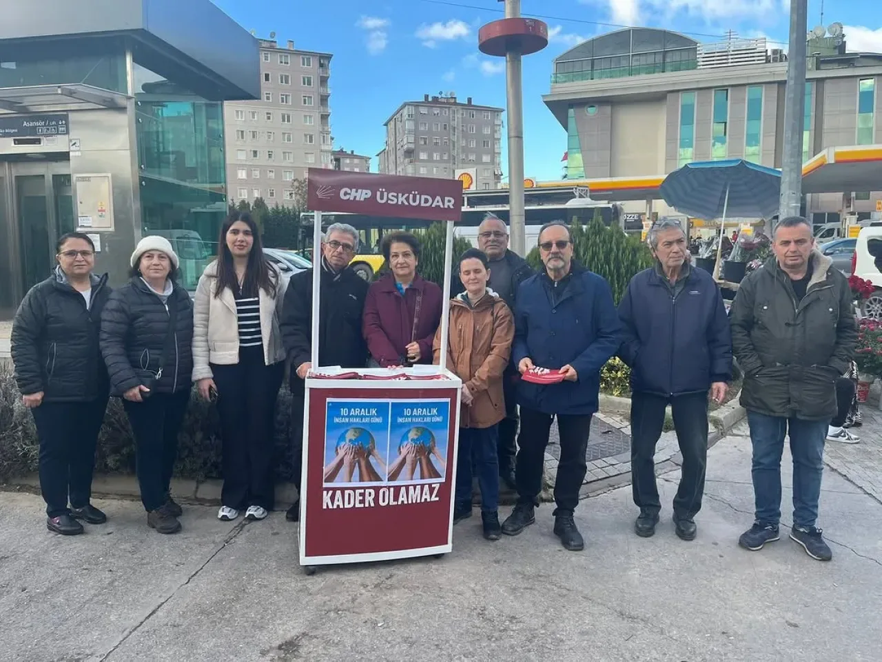 CHP Üsküdar, İnsan Hakları Günü'nde Temel Haklar Kitapçığı Dağıttı CHP Üsküdar, İnsan Hakları Günü'nde Temel Haklar Kitapçığı Dağıttı